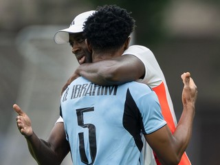 Rahim Ibrahim (Slovan) a tréner Slovana Yaya Touré sa tešia z gólu v zápase 2. kola futbalovej Niké ligy medzi ŠK Slovan Bratislava - FK Železiarne Podbrezová.