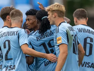 Rahim Ibrahim (Slovan) oslavuje gól so spoluhráčmi v zápase 2. kola futbalovej Niké ligy medzi ŠK Slovan Bratislava - FK Železiarne Podbrezová.