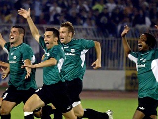 Futbalisti Artmedie Bratislava sa tešia z postupu do skupinovej časti Ligy majstrov 2005/2006.