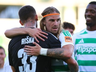 Zľava brankár Erik Riška a Mário Hollý (obaja Skalica) sa radujú z víťazstva po zápase 3. kola futbalovej Niké ligy medzi MŠK Žilina - MFK Skalica.