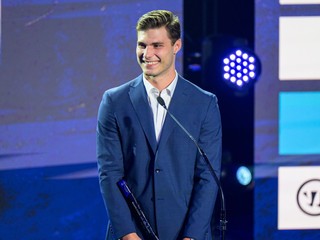 Slovenský hokejista Juraj Slafkovský si preberá cenu pre najlepšieho útočníka počas slávnostného galavečera Hokejista roka 2026.