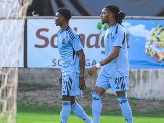 Suleiman Camara Sanneh a Manasse Kianga sa tešia z gólu počas prvého zápasu 3. predkola Ligy majstrov Mjällby AIF - ŠK Slovan Bratislava.