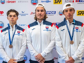 Marko Bekéni (vľavo) a Leon Sloboda (vpravo) a kapitán tímu Lukáš Lacko pózujú s bronzovými medailami.