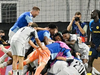 Na snímke hráči Slovana sa tešia z gólu spoluhráča Cristiana Martineza v predĺžení odvetného zápasu play off Ligy majstrov vo futbale NK Celje - ŠK Slovan Bratislava v slovinskom meste Celje .