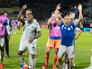 Na snímke hráč Slovana Cristian Martinez (druhý vpravo) sa teší so spoluhráčmi po víťazstve v odvetnom zápase play off Ligy majstrov vo futbale NK Celje - ŠK Slovan Bratislava.