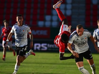 Clement Ansah z Trenčína a Daniel Köstl z Ružomberka bojujú o loptu počas zápasu 6. kola Niké ligy 2026/2027 AS Trenčín - MFK Ružomberok.