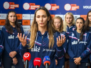 Na snímke uprostred volejbalistka Karolína Fričová počas tlačového brífingu slovenskej ženskej volejbalovej reprezentácie pred odletom na majstrovstvá Európy 2026 vo Švédsku.