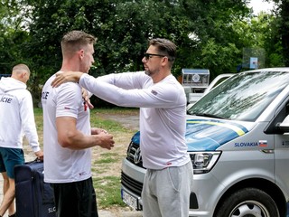Na snímke zľava slovenský reprezentant v rýchlostnej kanoistike Samuel Baláž a tréner rýchlostných kanoistov Andrej Wiebauer pred odchodom slovenskej výpravy.