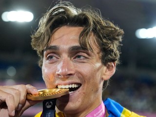 Švédsky atlét Armand Duplantis pózuje so zlatou medailou na ME 2026.