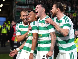 Hráč Celticu Camilo Duran (druhý zľava) oslavuje so spoluhráčmi po tom, ako strelil druhý gól proti LASK-u v prvom zápase play off Ligy majstrov Celtic Glasgow – LASK Linz.