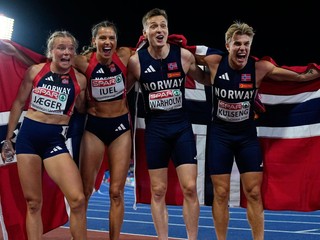 Nórske kvarteto zľava Henriette Jägerová, Amalie Iuelová, Karsten Warholm a Ofstad Kulseng pózujú po zisku zlatej medaily.