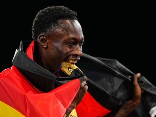 Nemecký atlét Owen Ansah oslavuje so zlatou medailou po jeho víťazstve vo finále v behu na 200 metrov.