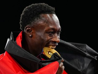 Owen Ansah oslavuje zlatú medailu na ME v atletike 2026.