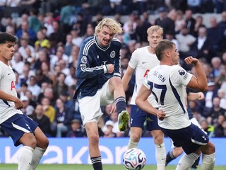  Nick Woltemade a hráči Spurs.