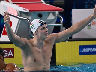 Maďarský plavec Hubert Kós oslavuje triumf na ME 2026.
