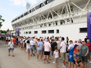 Na snímke fanúšikovia čakajú v radoch pred zápasom 2. kola futbalovej Niké ligy medzi KFC Komárno a FC Spartak Trnava.