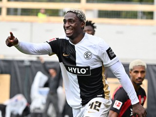 Futbalista Elversbergu David Mokwa.