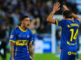 Futbalisti Deportivo Alavés oslavujú gól.