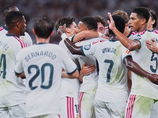 Hráč Realu Madrid Kylian Mbappe (uprostred) sa teší z gólu so spoluhráčmi počas dohrávky 1. kola španielskej La Ligy Real Madrid - Real Sociedad.