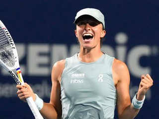 Iga Swiateková oslavuje postup do finále na turnaji WTA v Toronte 2026.