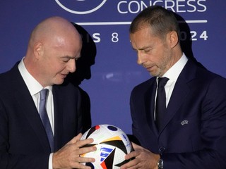 Aleksander Čeferin (vpravo) a Gianni Infantino.