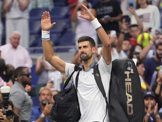 Novak Djokovič odchádza z kurtu po prehre v 1. kole US Open 2026.