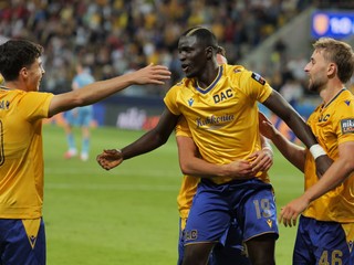 Na snímke druhý vpravo hráč Alioune Sylla (DAC) sa teší z gólu so spoluhráčmi počas zápasu 7. kola futbalovej Niké ligy FC DAC 1904 Dunajská Streda - ŠK Slovan Bratislava.