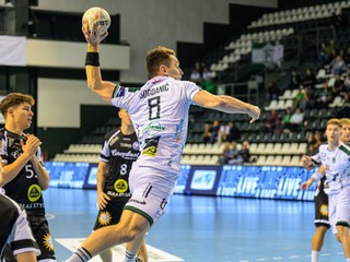 Tim Jenko Bogdanič (Prešov) strieľa na bránu