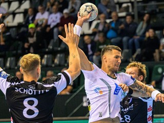 Na snímke zľava Nico Schöttle (Bergischer), Lukáš Urban (Prešov), Tom Bergner (Bergischer) počas zápasu 1. kola D-skupiny Európskej ligy EHF  v hádzanej mužov Tatran Prešov – Bergischer HC.