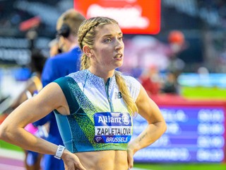 Slovenská atlétka Emma Zapletalová reaguje v cieli po behu na 400 metrov cez prekážky počas finále Diamantovej ligy.