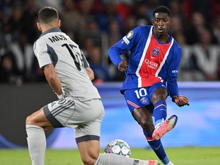 Hráč ŠK Slovan Bratislava Svetozar Markovič (vľavo) a hráč Paríža St. Germain Ousmane Dembélé