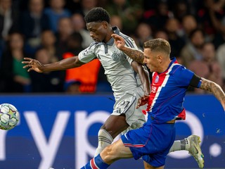 Na snímke hráč Slovana Suleiman Camara (vľavo) a hráč Paríža St. Germain Lucas Digne bojujú o loptu počas zápasu 1. kola ligovej fázy Ligy majstrov vo futbale Paríž St. Germain - ŠK Slovan.