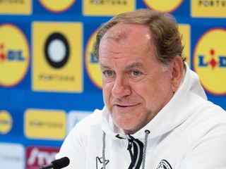 Na snímke tréner A-tímu SR Vladimír Weiss počas tlačovej konferencie k futbalovej nominácii.