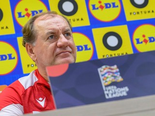 Tréner slovenskej futbalovej reprezentácie Vladimír Weiss st. počas tlačovej konferencie pred sobotným zápasom C-divízie Ligy národov Slovensko - Moldavsko.