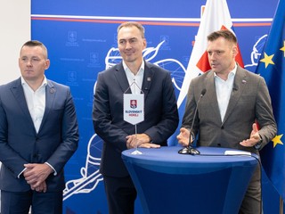 Na snímke zľava generálny sekretár Slovenského zväzu ľadového hokeja (SZĽH) Miroslav Lažo, prezident SZĽH Miroslav Šatan a minister životného prostredia SR Tomáš Taraba (nominant SNS).