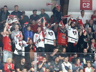 Na snímke fanúšikovia Banskej Bystrice počas zápasu 1. kola Tipsport ligy HC ‘05 TAM Banská Bystrica - HKM Zvolen.