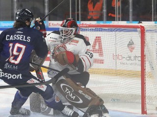 Na snímke zľava Cole Cassels (Zvolen) a brankár Banskej Bystrice Evan Buitenhuis počas zápasu 1. kola Tipsport ligy HC ‘05 TAM Banská Bystrica - HKM Zvolen.
