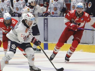 Cole Cassels (Zvolen) korčuľuje s pukom počas zápasu 2. kola Tipsport ligy HKM Zvolen - Hk 32 Liptovský Mikuláš.