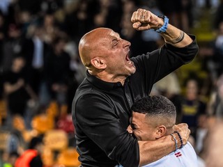 Adrián Guľa oslavuje s hráčmi Rigy