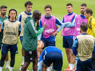 Na snímke uprostred tréner ŠK Slovan Bratislava Yaya Touré počas tréningu pred stredajším zápasom 1. kola ligovej fázy Ligy majstrov proti Parížu St. Germain.