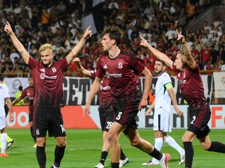 Futbalista Sparty Tobias Guddal (uprostred) oslavuje gól proti Araratu-Armenia.