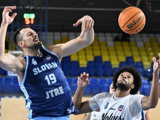 Na snímke sprava Tyson Brown (Košice) a Zoran Nikolič (Bratislava) v predohrávke 1.kola Tipos SBL.