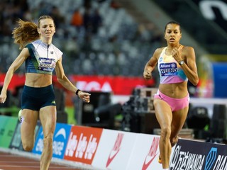 Švajčiarka Audrey Werrová (vpravo) a Holanďanka Femke Broedersová-Bolová v behu žien na 800 metrov na atletickom mítingu Diamantovej ligy v Bruseli.