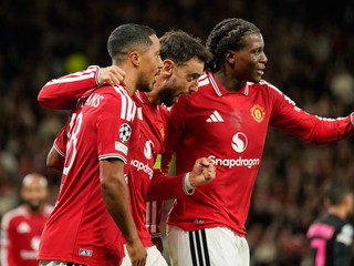 Futbalisti Manchestru United oslavujú gól do siete Sabahu.
