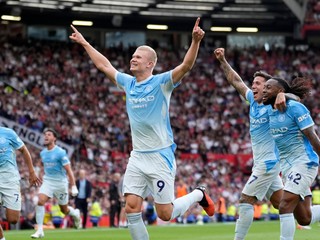 Hráč Manchesteru City Erling Haaland (uprostred) oslavuje po tom, ako skóroval v zápase 4. kola anglickej Premier League Manchester United - Manchester City.