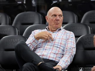 Na archívnej snímke z 13. marca 2026 majiteľ amerického basketbalového klubu NBA Los Angeles Clippers Steve Ballmer.