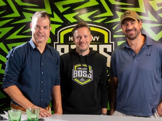 Zľava Ondrej Rusnák, moderátor Stanislav Benčat a Boris Valábik v podcaste Hokejový BOSS.