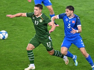 Sprava hráč Slovenska Filip Mielke a hráč Írska Thomas Lonergan počas kvalifikačného zápasu D-skupiny o postup na majstrovstvá Európy 2027 hráčov do 21 rokov.