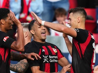 Leverkusen oslavuje gól. 
