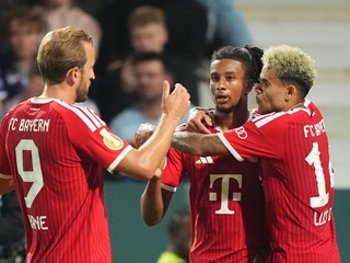 Michael Olise z Bayernu (v strede) oslavuje so spoluhráčmi Harrym Kaneom (vľavo) a Luisom Díazom po strelení gólu.